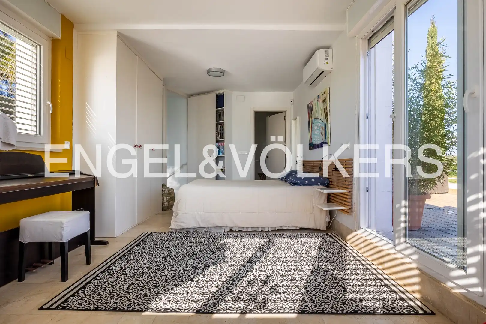 Bedroom of Houses for sale in Valencina de la Concepción  with Air Conditioner, Heating and Private garden