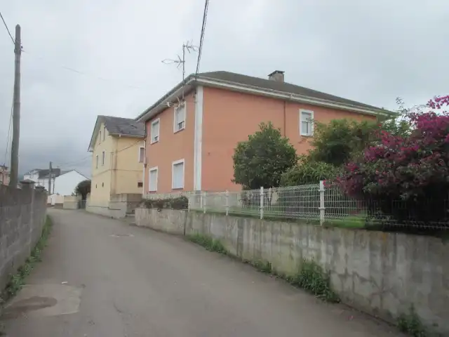 Vista exterior de Casa o xalet en venda en Castropol amb Calefacció, Jardí privat i Parquet