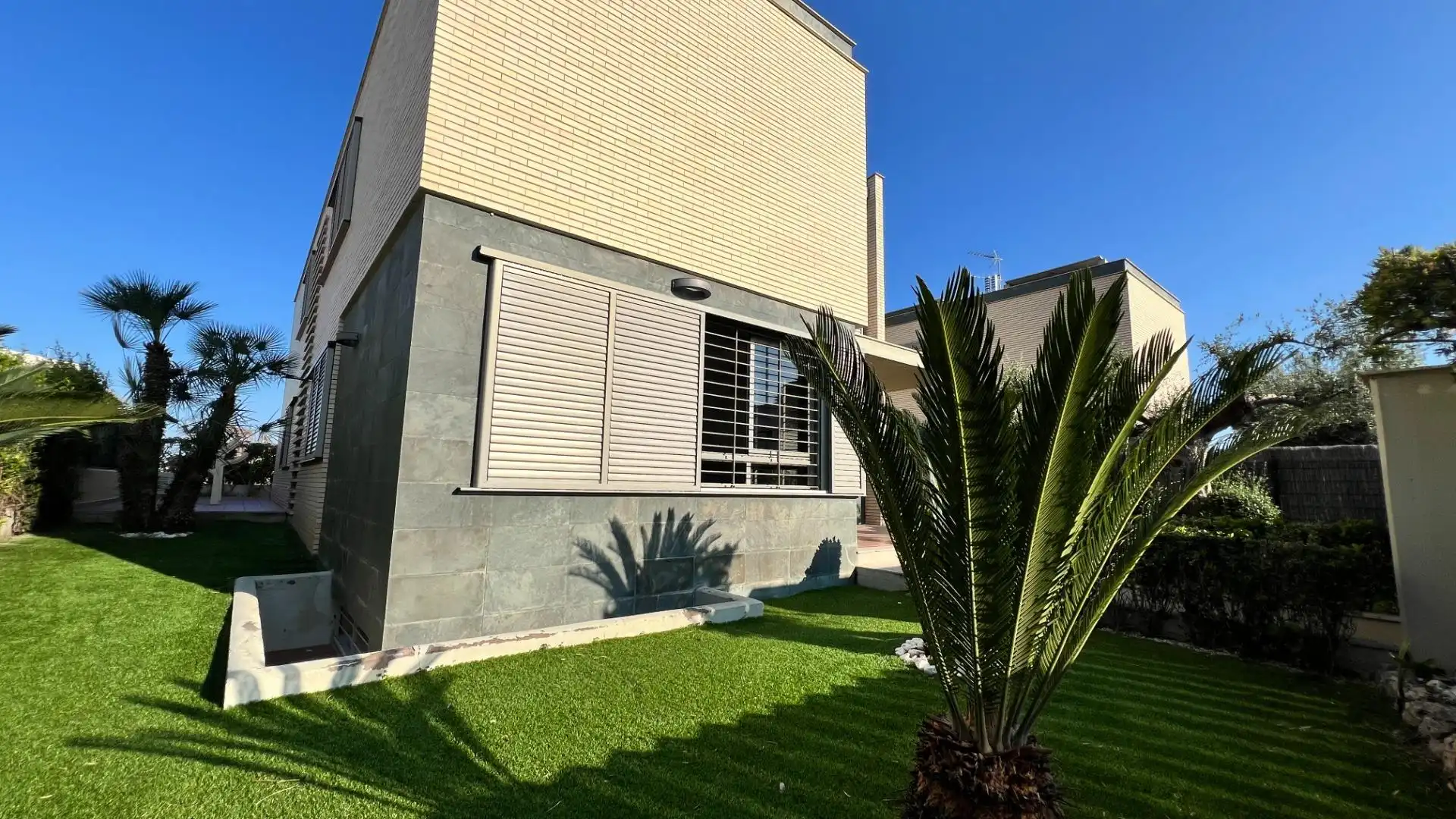 Vista exterior de Casa o xalet en venda en Castellón de la Plana / Castelló de la Plana amb Aire condicionat, Calefacció i Jardí privat