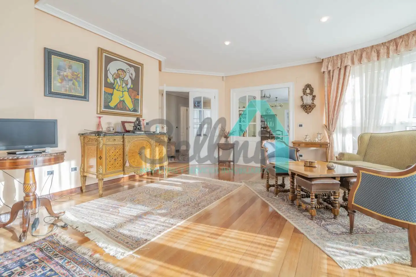 Sala d'estar de Casa o xalet en venda en Oviedo  amb Calefacció, Jardí privat i Parquet