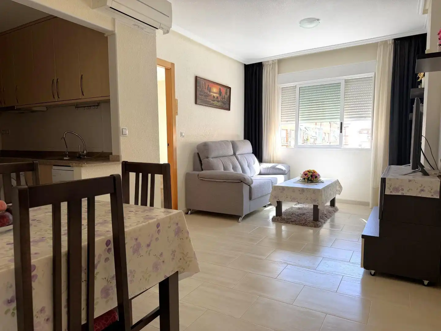 Sala de estar de Apartamento en venta en Torrevieja con Aire acondicionado, Terraza y Amueblado