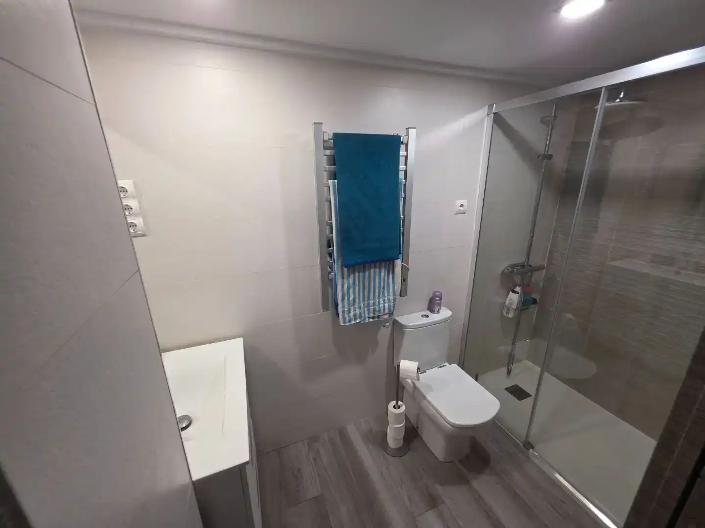 Badezimmer von Wohnung zur Miete in Gandia mit Klimaanlage, Schwimmbad und Möbliert
