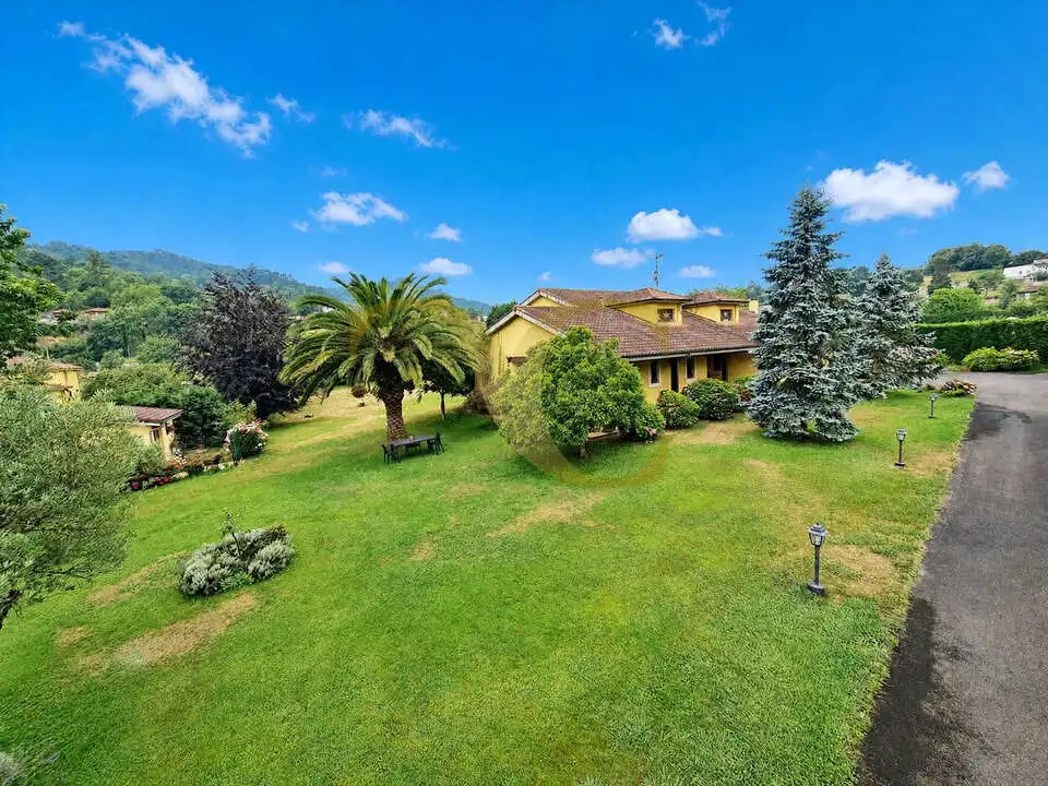 Jardí de Casa o xalet en venda en Oviedo  amb Calefacció, Jardí privat i Terrassa