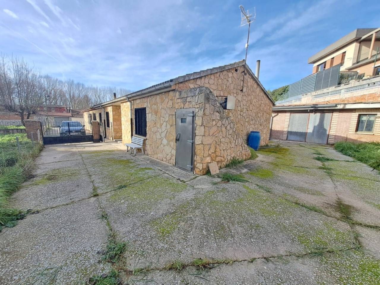 Vista exterior de Casa adosada en venda en Burgos Capital amb Calefacció i Jardí privat