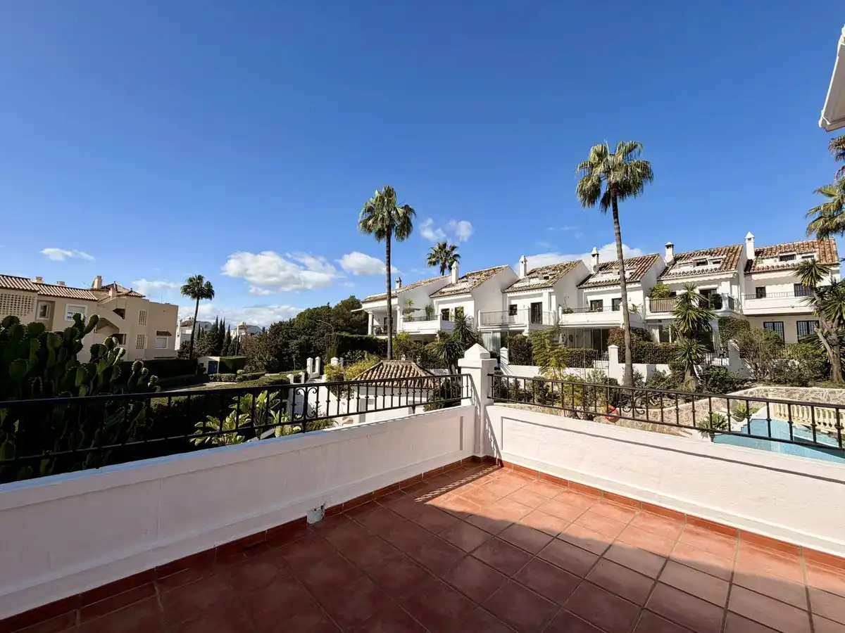 Vista exterior de Casa adosada en venta en Marbella con Aire acondicionado, Terraza y Alarma