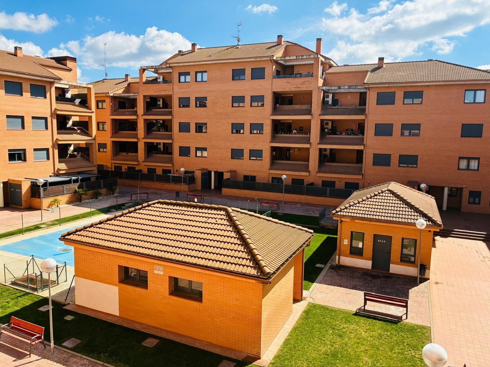 Vista exterior de Piso en venta en Yebes con Terraza, Trastero y Piscina comunitaria
