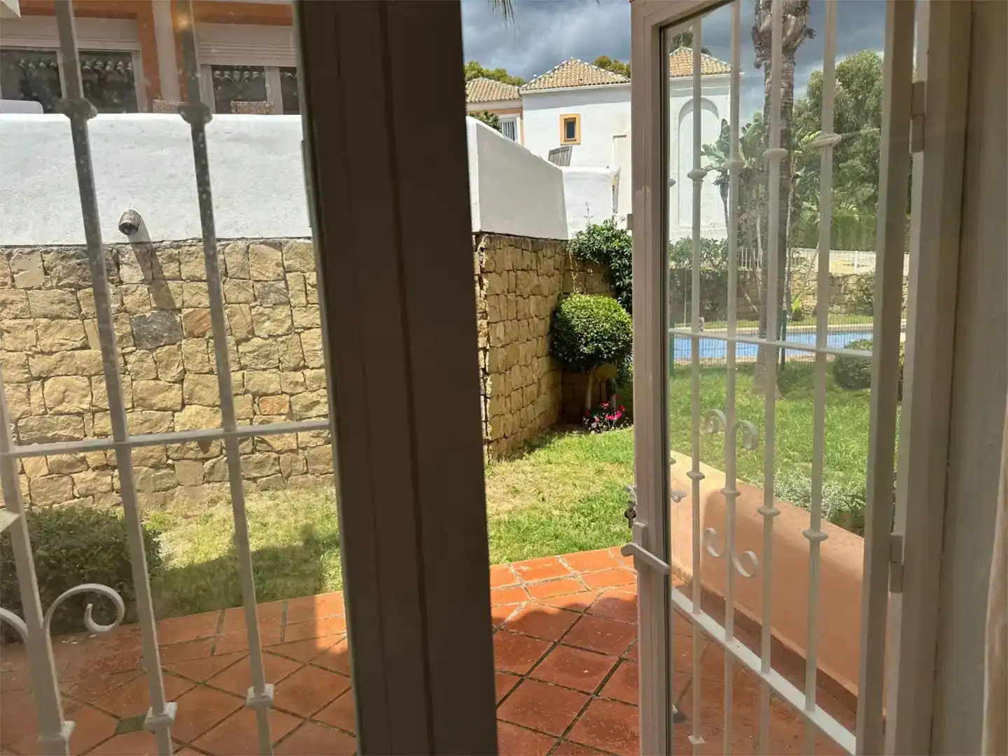 Jardí de Casa adosada de lloguer en Marbella amb Aire condicionat, Piscina i Balcó