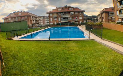 Piscina de Pis en venda en Medio Cudeyo amb Jardí privat, Terrassa i Piscina comunitària