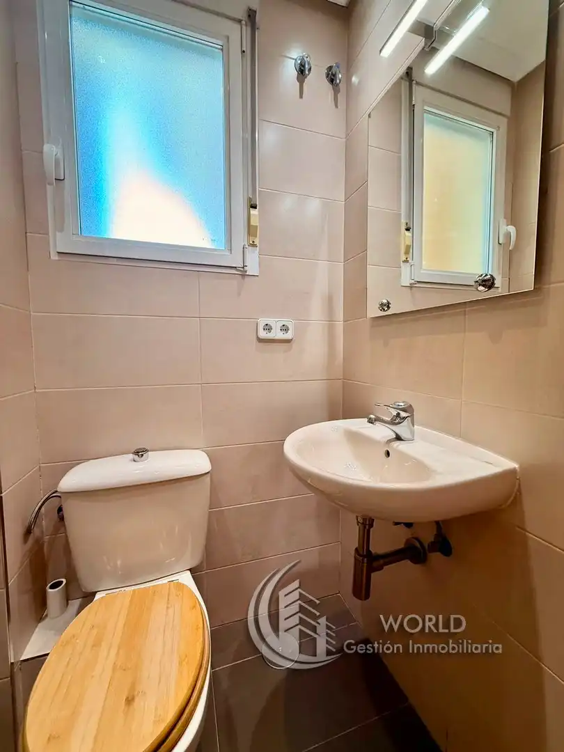 Bathroom of Flat for sale in Madrid  with Air Conditioner and Heating