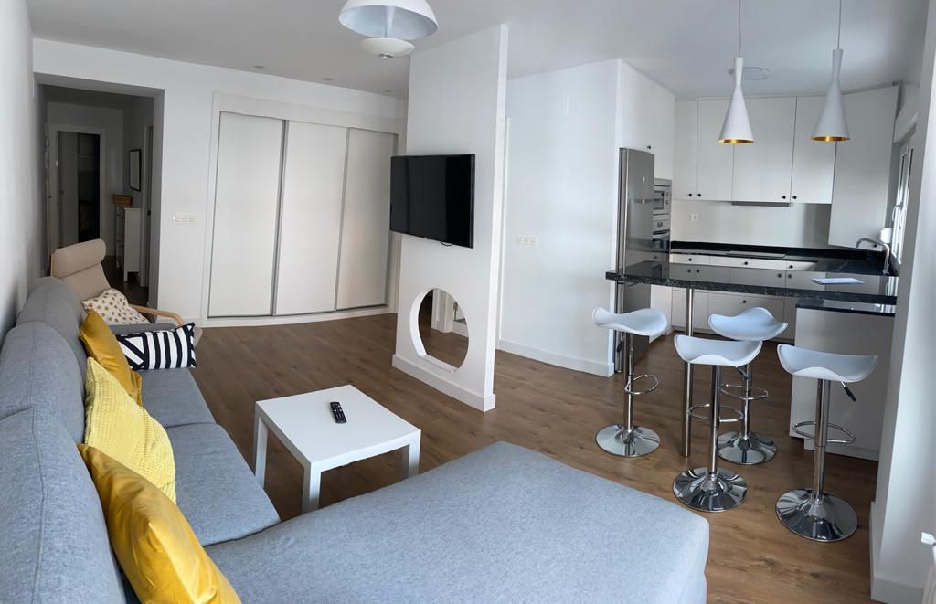 Sala d'estar de Pis de lloguer en Gijón  amb Calefacció, Parquet i Moblat