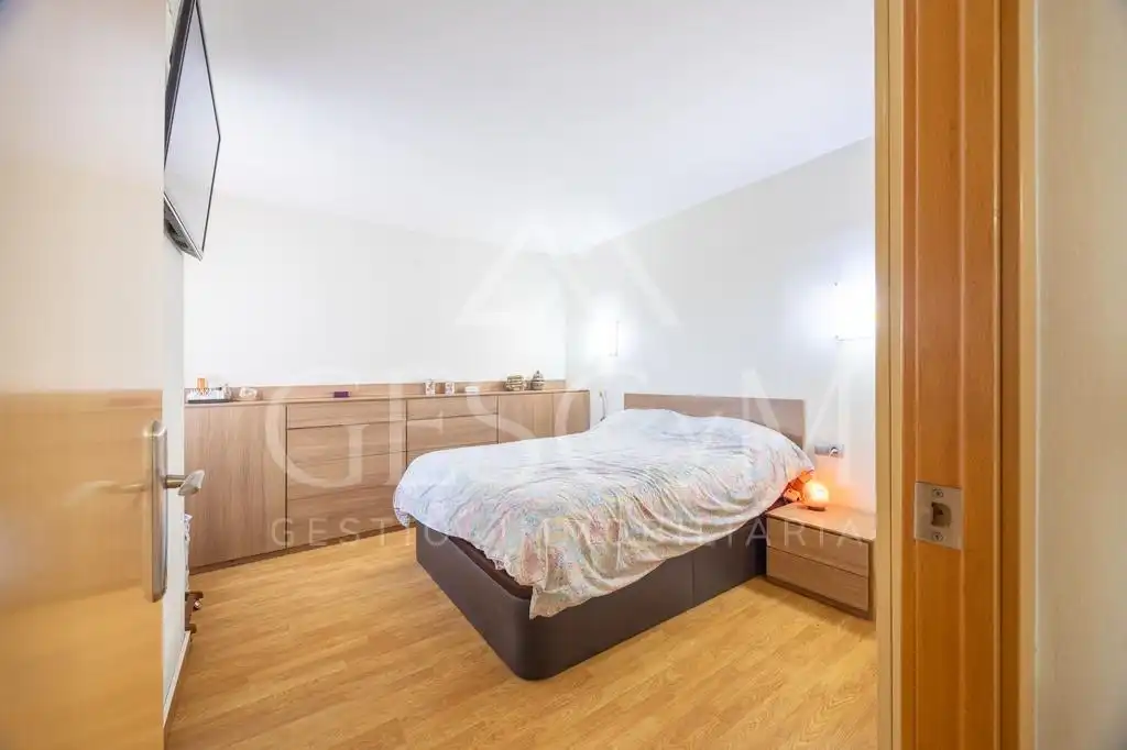 Habitación de Piso en venta en Sant Joan Despí con Parquet, Terraza y Balcón