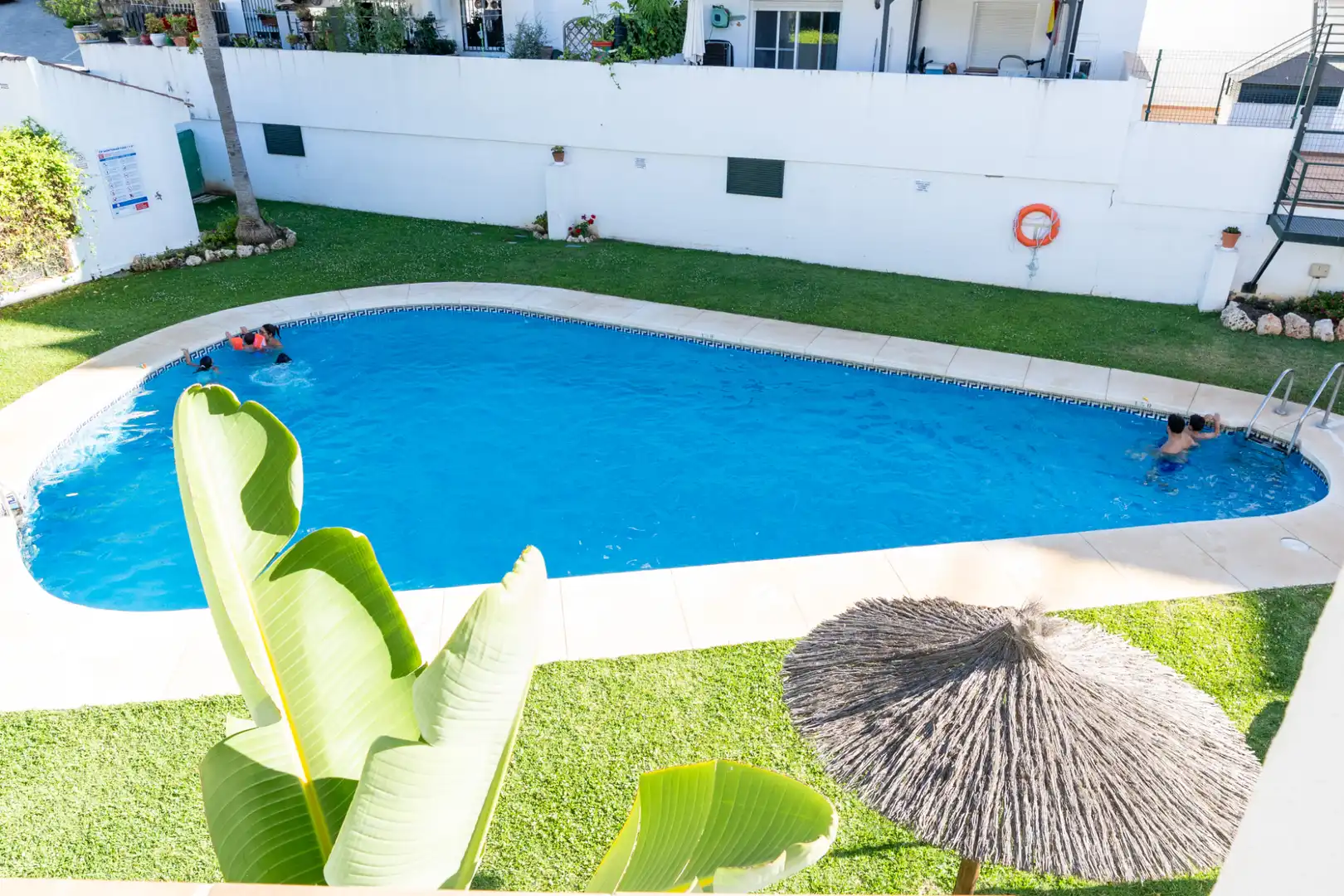 Piscina de Piso en venta en Benahavís con Trastero, Amueblado y Alarma