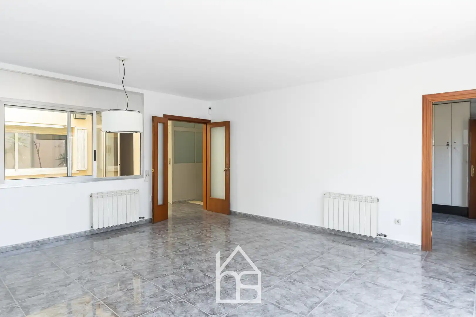 Sala d'estar de Casa adosada en venda en Cornellà de Llobregat amb Aire condicionat, Calefacció i Terrassa