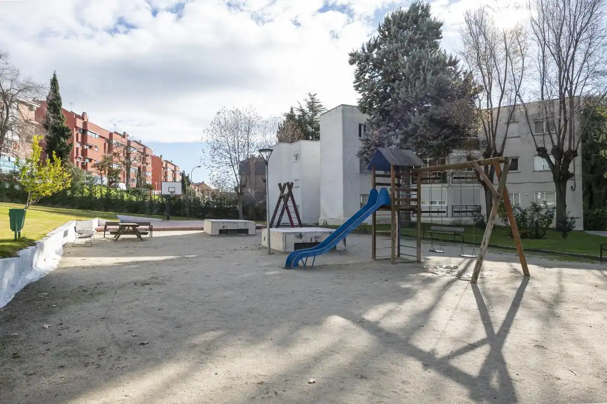 Vista exterior de Pis en venda en Majadahonda amb Aire condicionat, Calefacció i Jardí privat