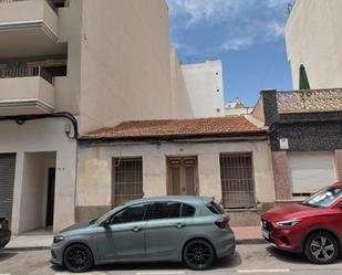 Vista exterior de Casa o xalet en venda en Torrevieja amb Jardí privat i Traster