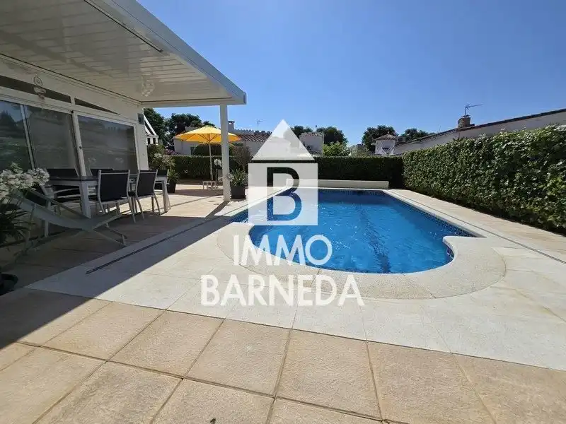 Vista exterior de Casa o xalet en venda en Empuriabrava amb Aire condicionat, Calefacció i Jardí privat