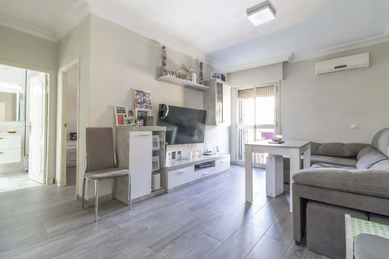 Living room of Flat for sale in  Sevilla Capital  with Air Conditioner, Heating and Terrace
