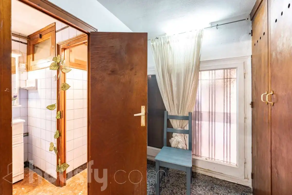 Commercial properties for sale in Barcelona  with Air Conditioner and Furnished