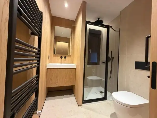 Badezimmer von Wohnungen zum Verkauf in León Capital  mit Parkett