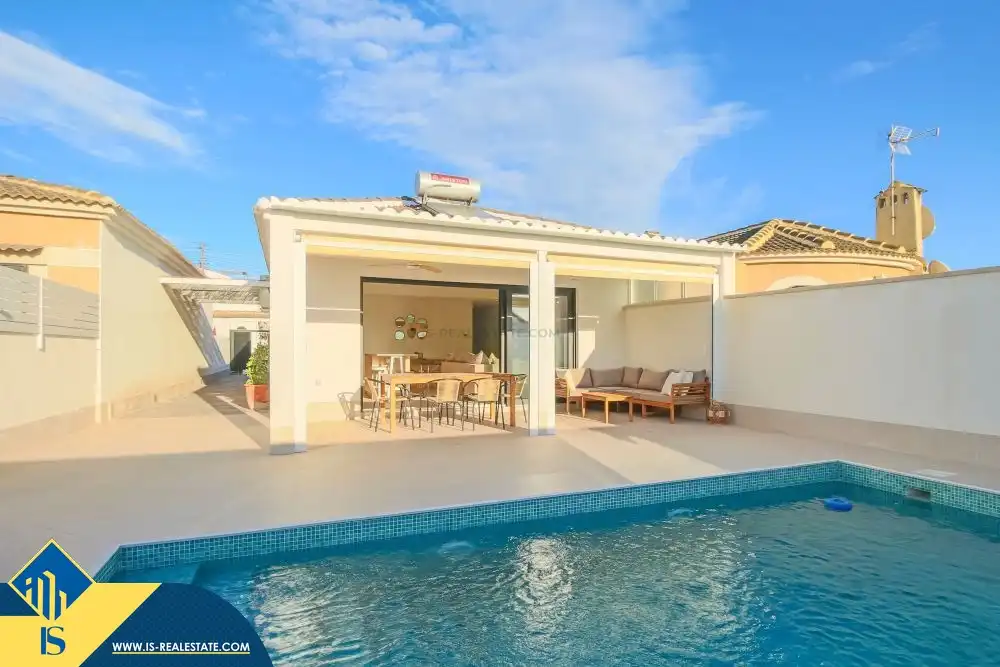 Chalet con piscina en venta en Zona Carrefour - Urbanizaciones