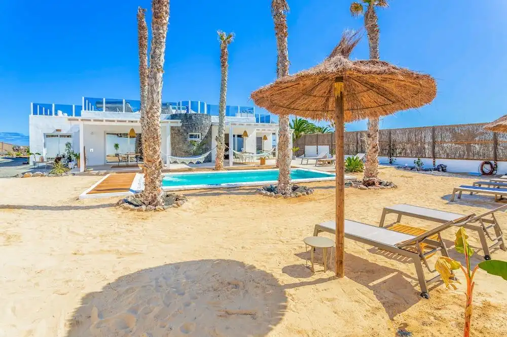Vista exterior de Casa o xalet en venda en Haría amb Jardí privat, Terrassa i Traster
