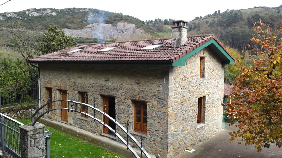 Vista exterior de Casa o xalet en venda en Oviedo  amb Moblat