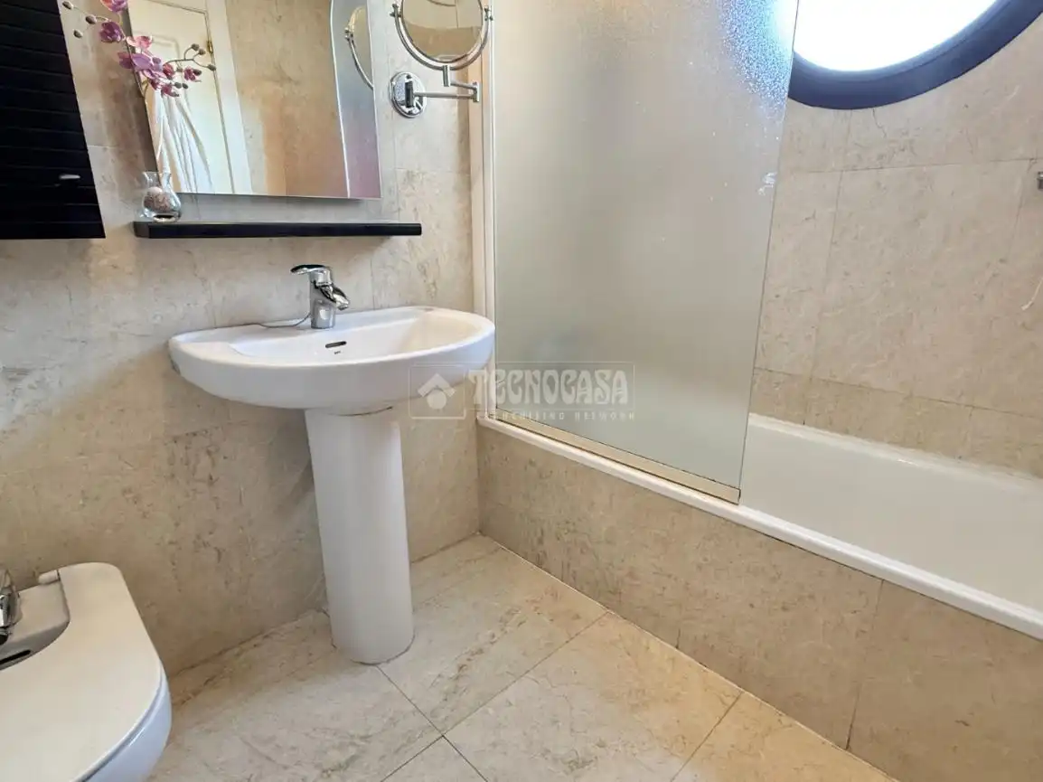 Baño de Piso en venta en Madrid con Aire acondicionado, Calefacción y Piscina comunitaria