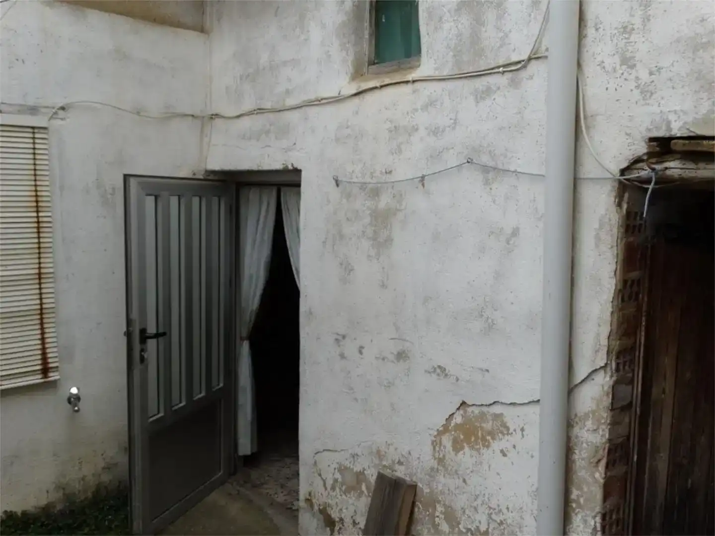 Vista exterior de Casa adosada en venda en Villasabariego amb Traster i Moblat