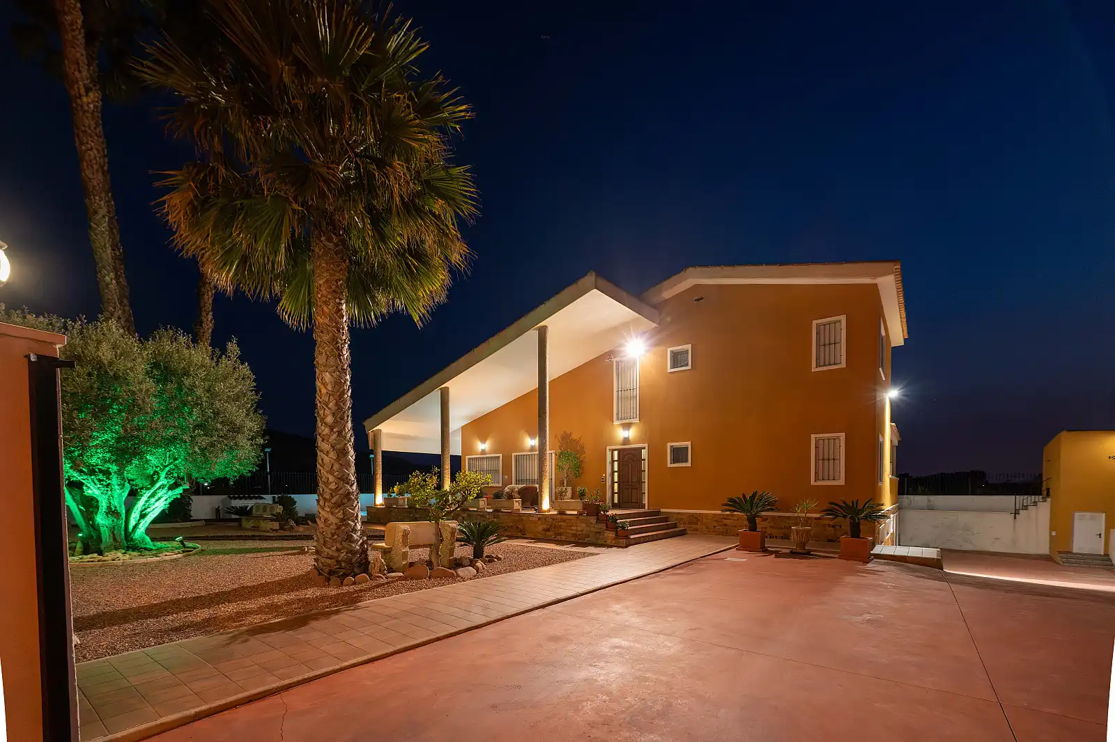 Vista exterior de Casa o xalet en venda en Orihuela amb Aire condicionat, Jardí privat i Terrassa