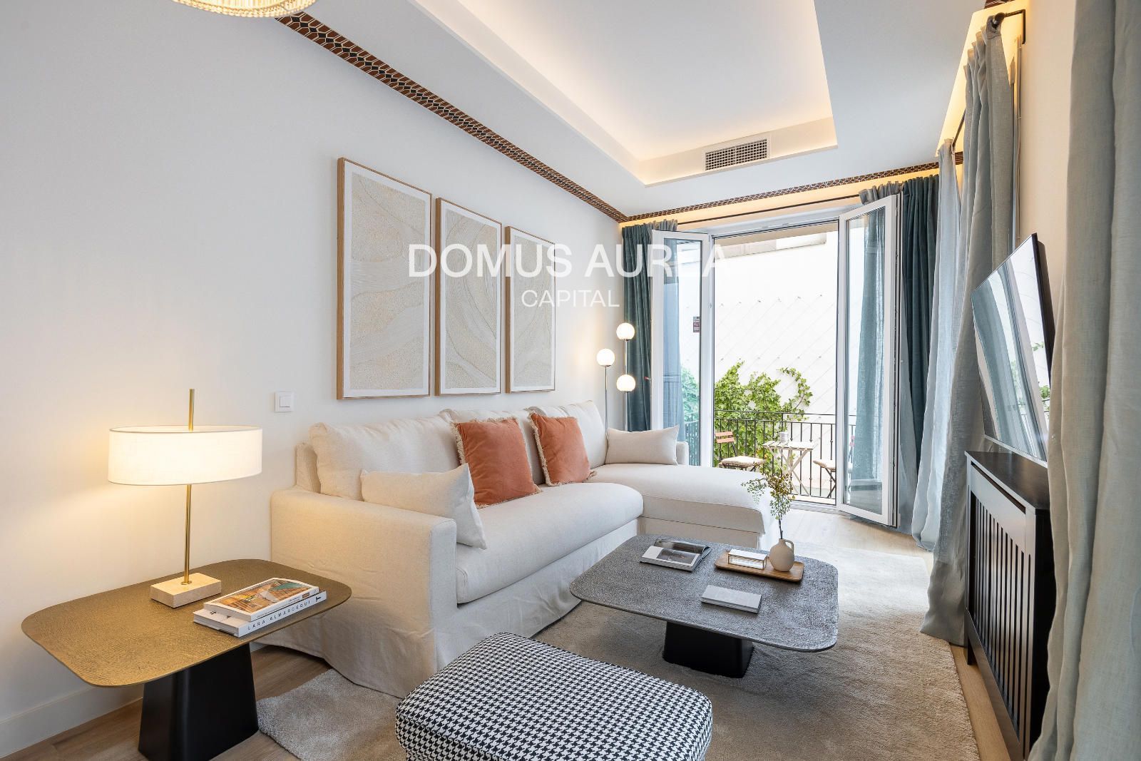 Living room of Flat to rent in  Madrid Capital  with Air Conditioner, Heating and Parquet flooring