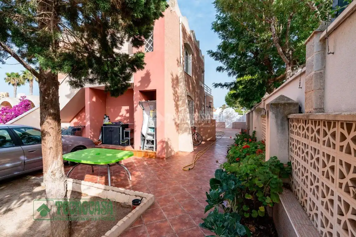 Vista exterior de Casa o xalet en venda en Roquetas de Mar amb Calefacció, Terrassa i Alarma