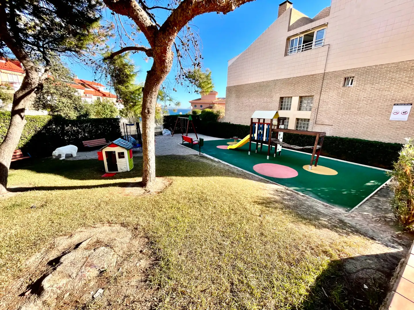 Parkplatz von Einfamilien-Reihenhaus zum Verkauf in Alicante / Alacant mit Klimaanlage, Privatgarten und Terrasse