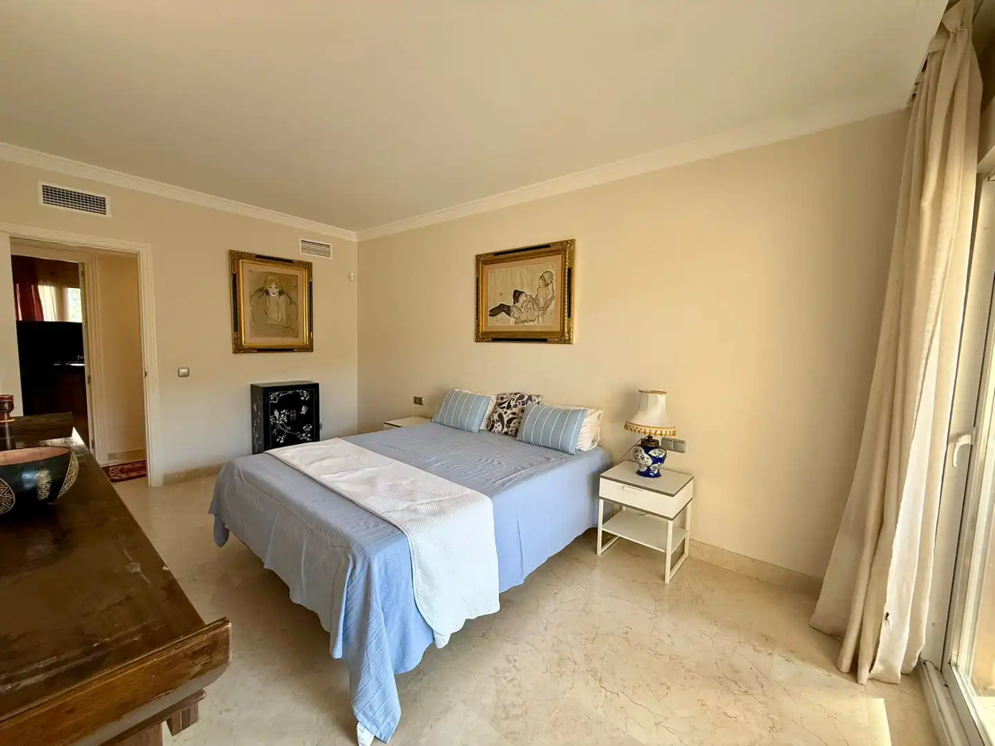 Dormitori de Apartament de lloguer en Estepona amb Aire condicionat, Terrassa i Piscina