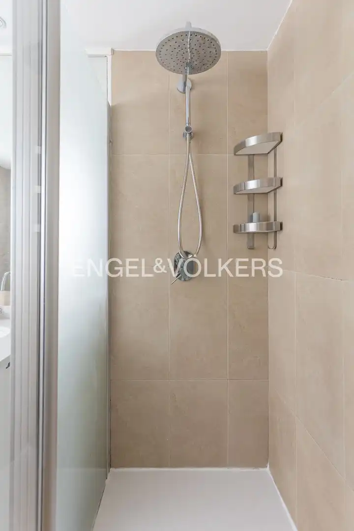 Bathroom of Flat for rent in Madrid  with Air Conditioner, Heating and Balcony