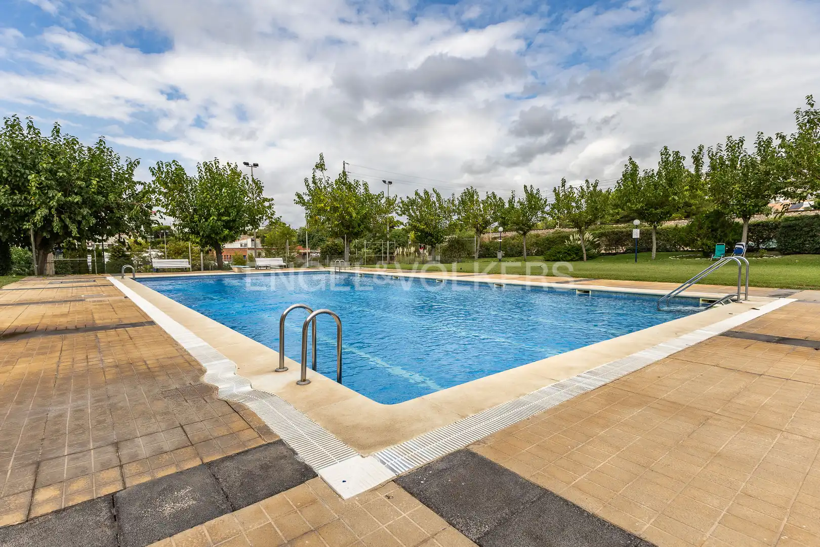 Piscina de Pis de lloguer en Sitges amb Aire condicionat, Calefacció i Terrassa