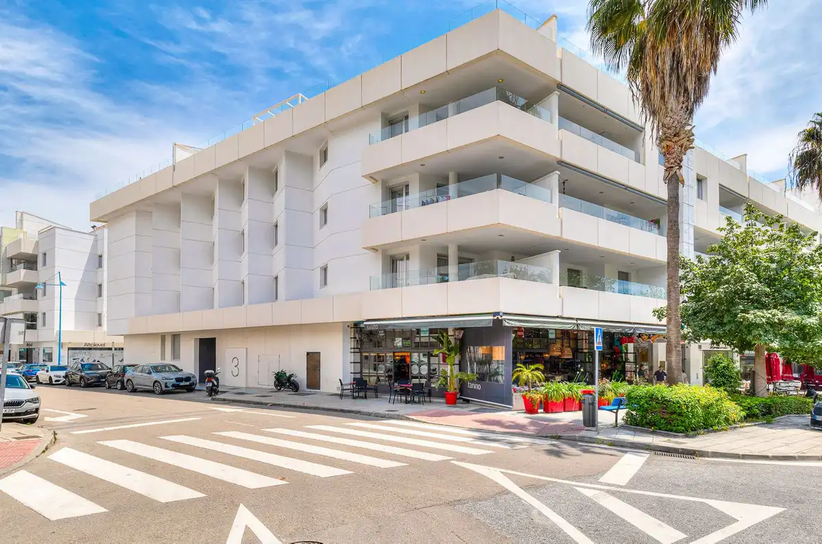 Vista exterior de Àtic en venda en Marbella amb Aire condicionat, Terrassa i Moblat