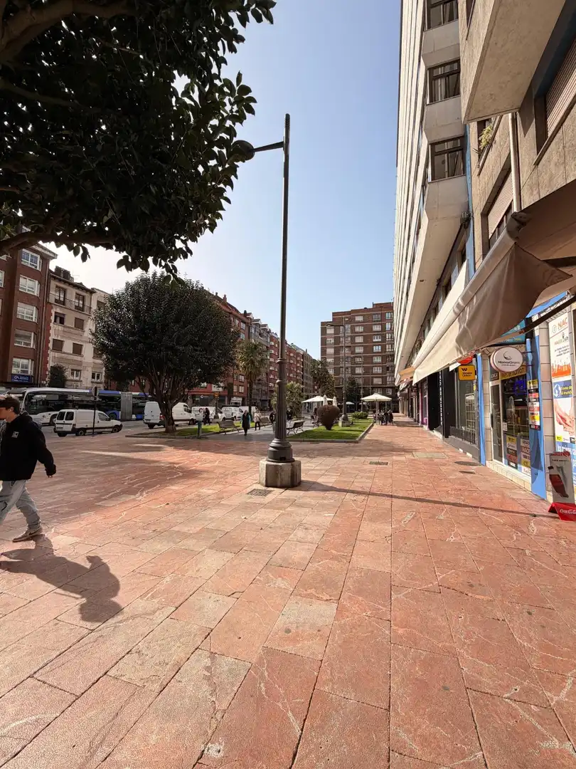 Vista exterior de Pis de lloguer en Oviedo  amb Calefacció i Moblat