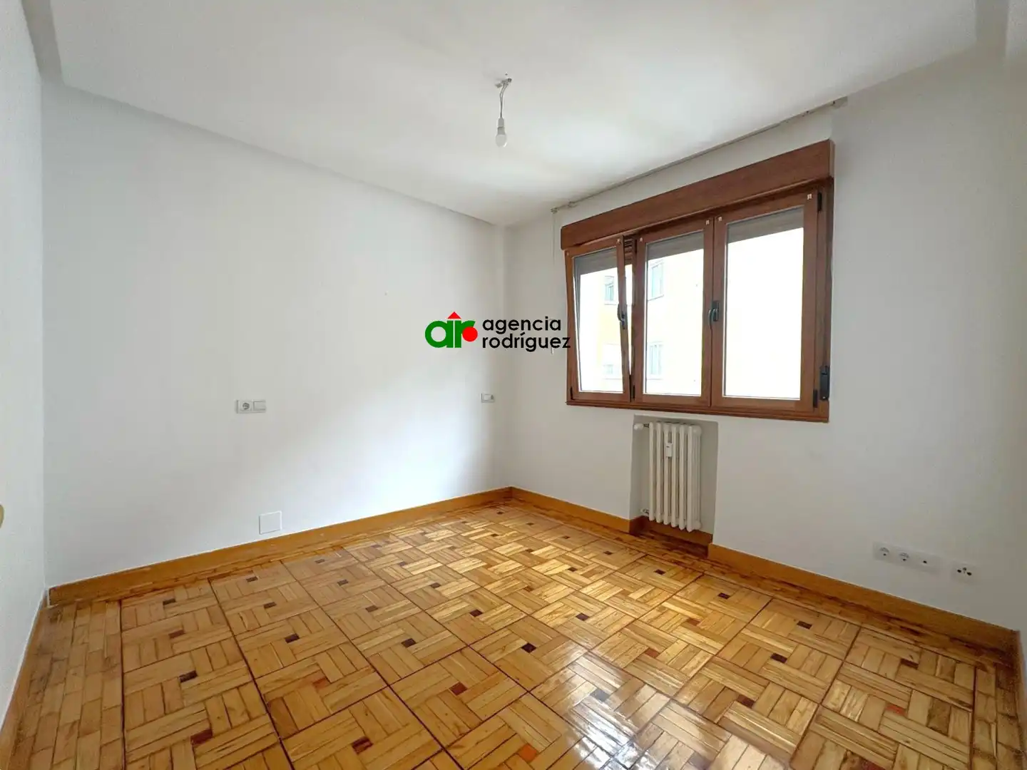 Schlafzimmer von Wohnung zur Miete in Oviedo  mit Heizung
