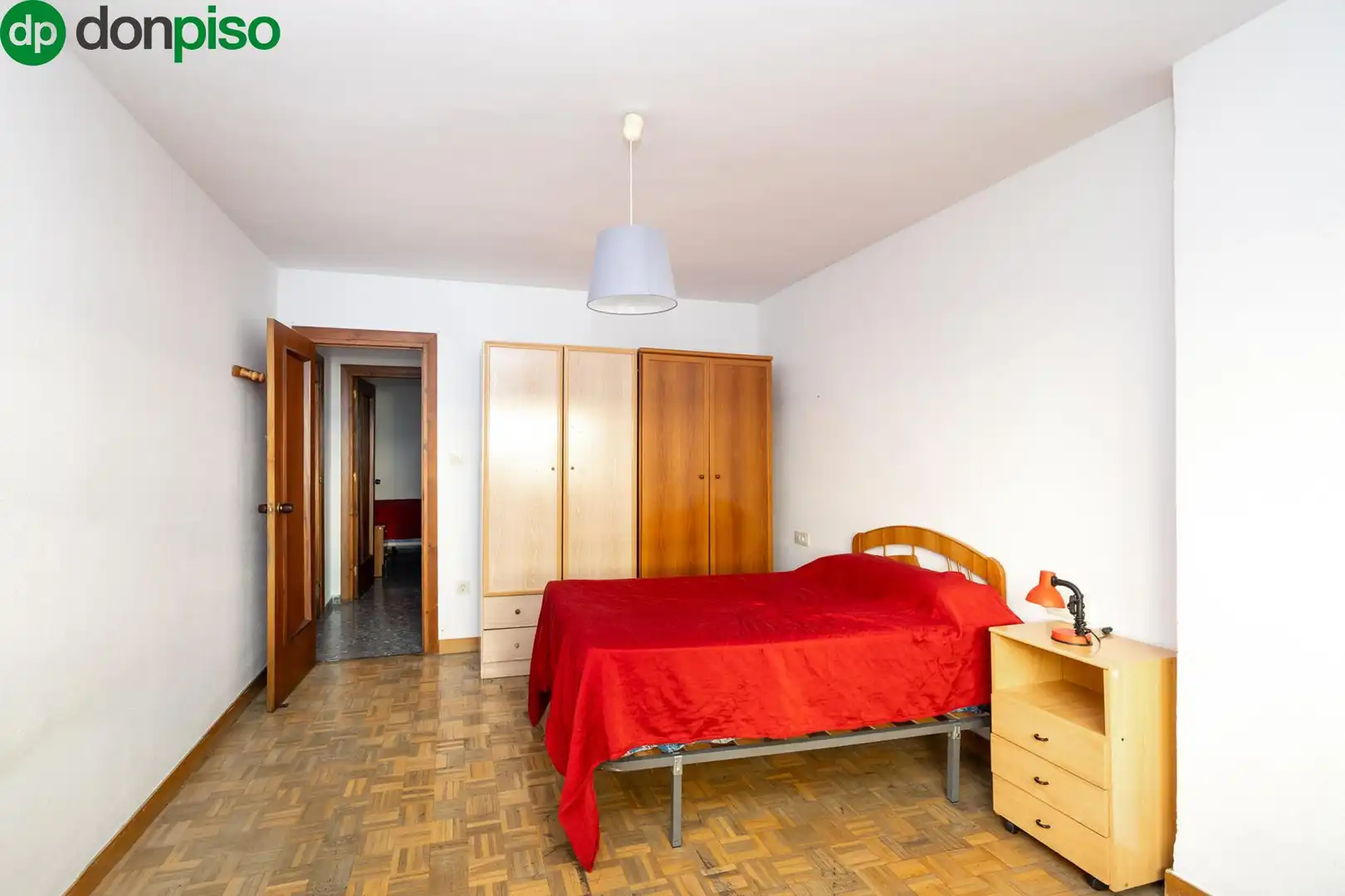 Dormitori de Apartament en venda en Granada amb Calefacció