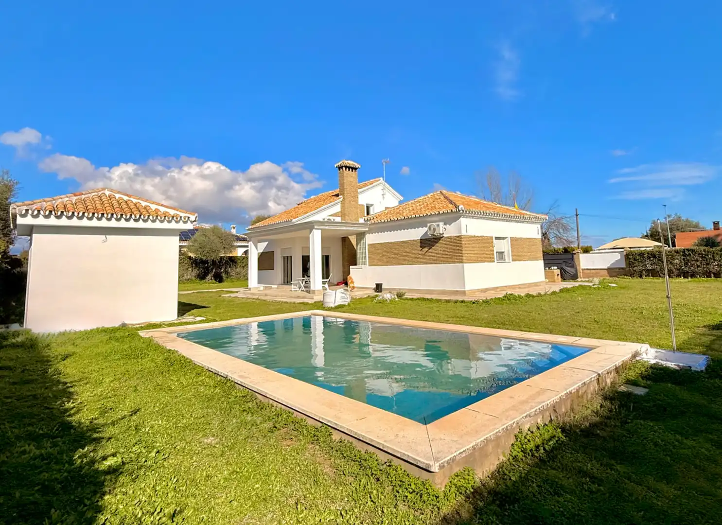 Vista exterior de Casa o xalet en venda en Espartinas amb Aire condicionat, Calefacció i Jardí privat