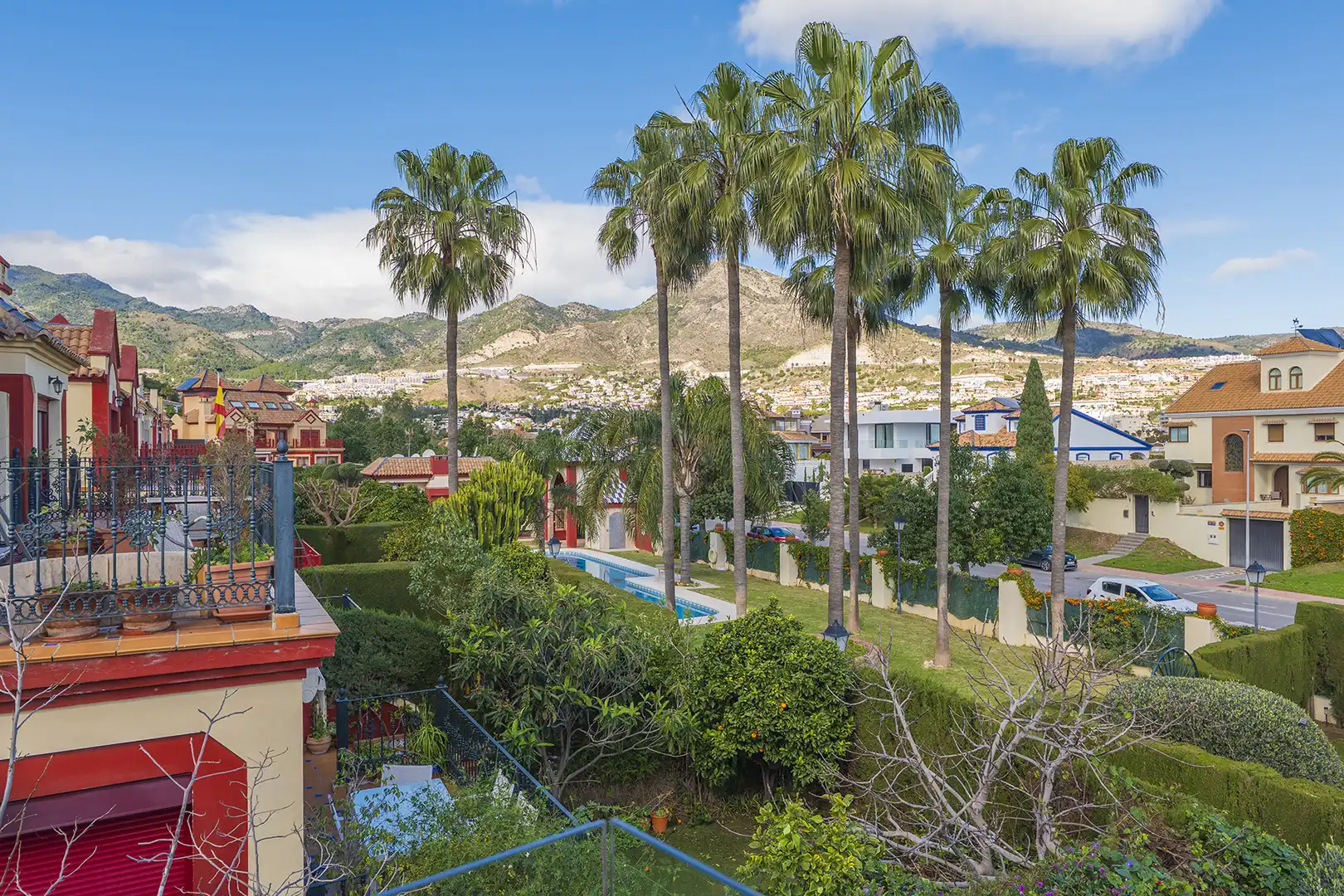 Vista exterior de Casa adosada en venta en Benalmádena con Terraza, Piscina y Internet