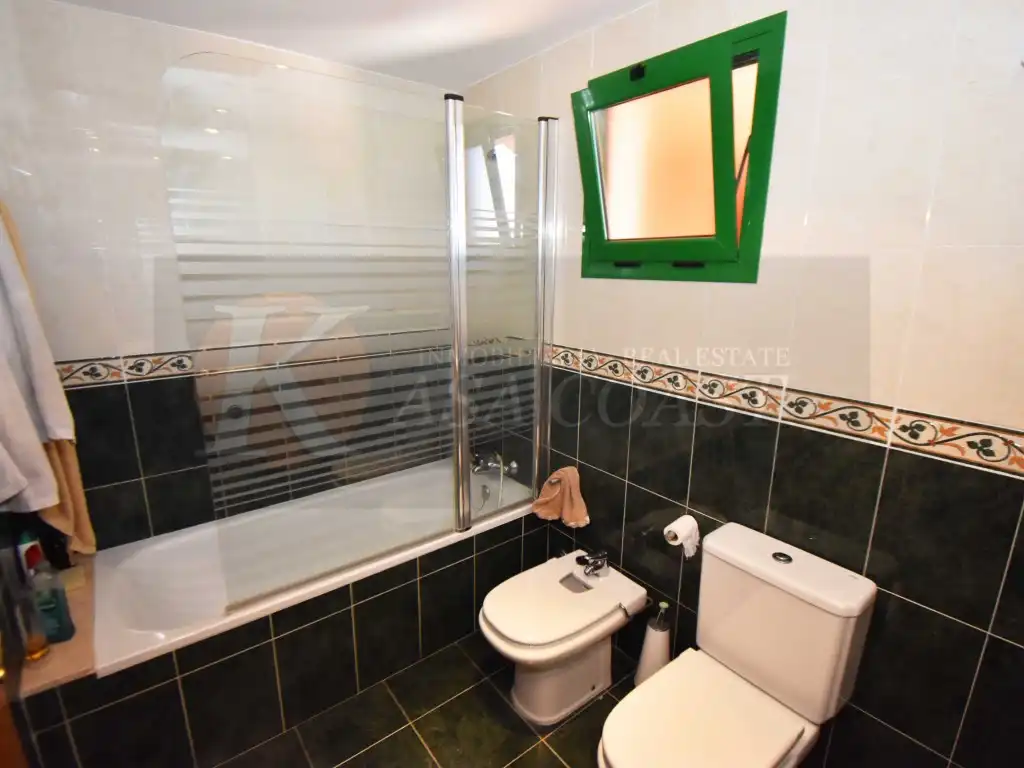 Baño de Dúplex en venta en Fuengirola con Aire acondicionado, Jardín privado y Terraza