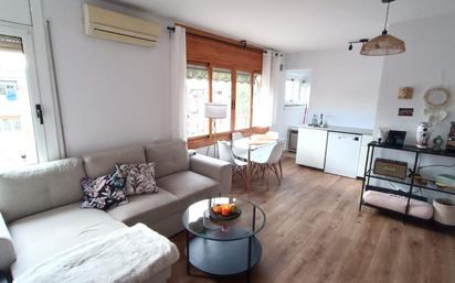 Living room of Flat for sale in  Barcelona Capital  with Air Conditioner, Parquet flooring and Furnished