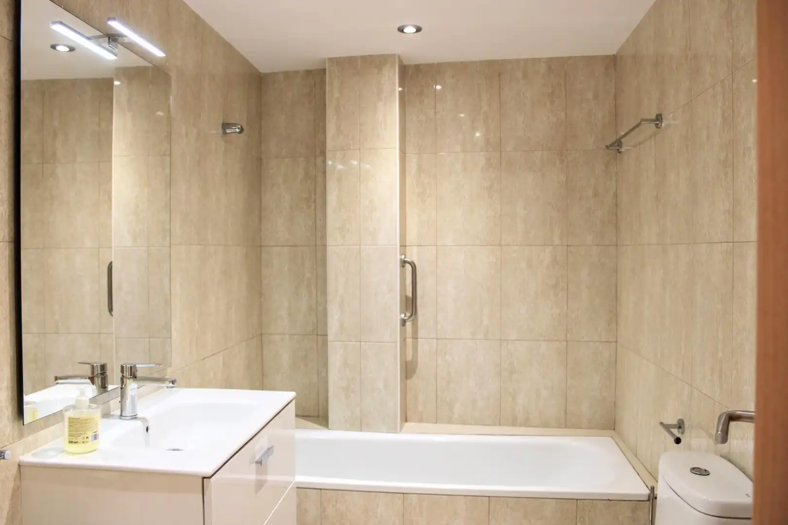 Badezimmer von Wohnung zum Verkauf in Cassà de la Selva mit Heizung, Ofen und Balkon