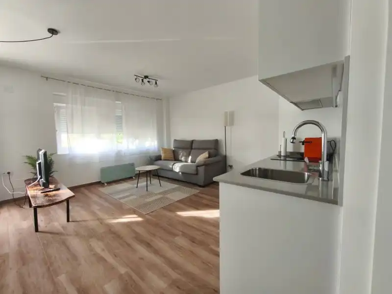 Wohnzimmer von Erdgeschoss zum Verkauf in Santander mit Privatgarten, Parkett und Möbliert
