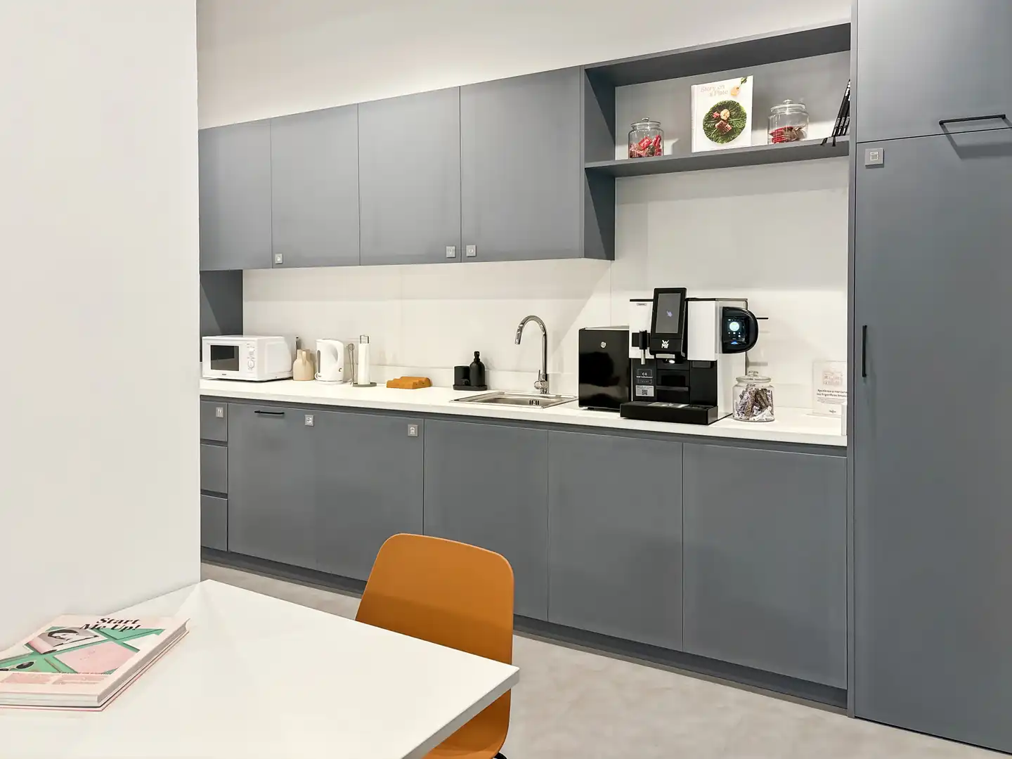 Cocina de Oficina de alquiler en Camas con Aire acondicionado, Calefacción y Amueblado