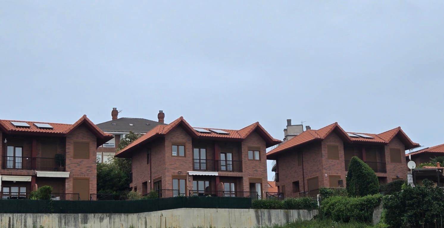 Vista exterior de Casa adosada en venda en Suances amb Calefacció, Jardí privat i Parquet