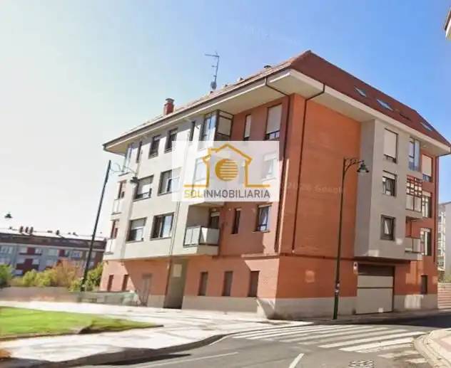 Außenansicht von Dachboden zum Verkauf in León Capital  mit Heizung, Parkett und Möbliert