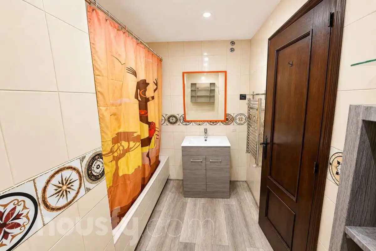 Bathroom of Flat for rent in Madrid  with Air Conditioner, Heating and Parquet flooring