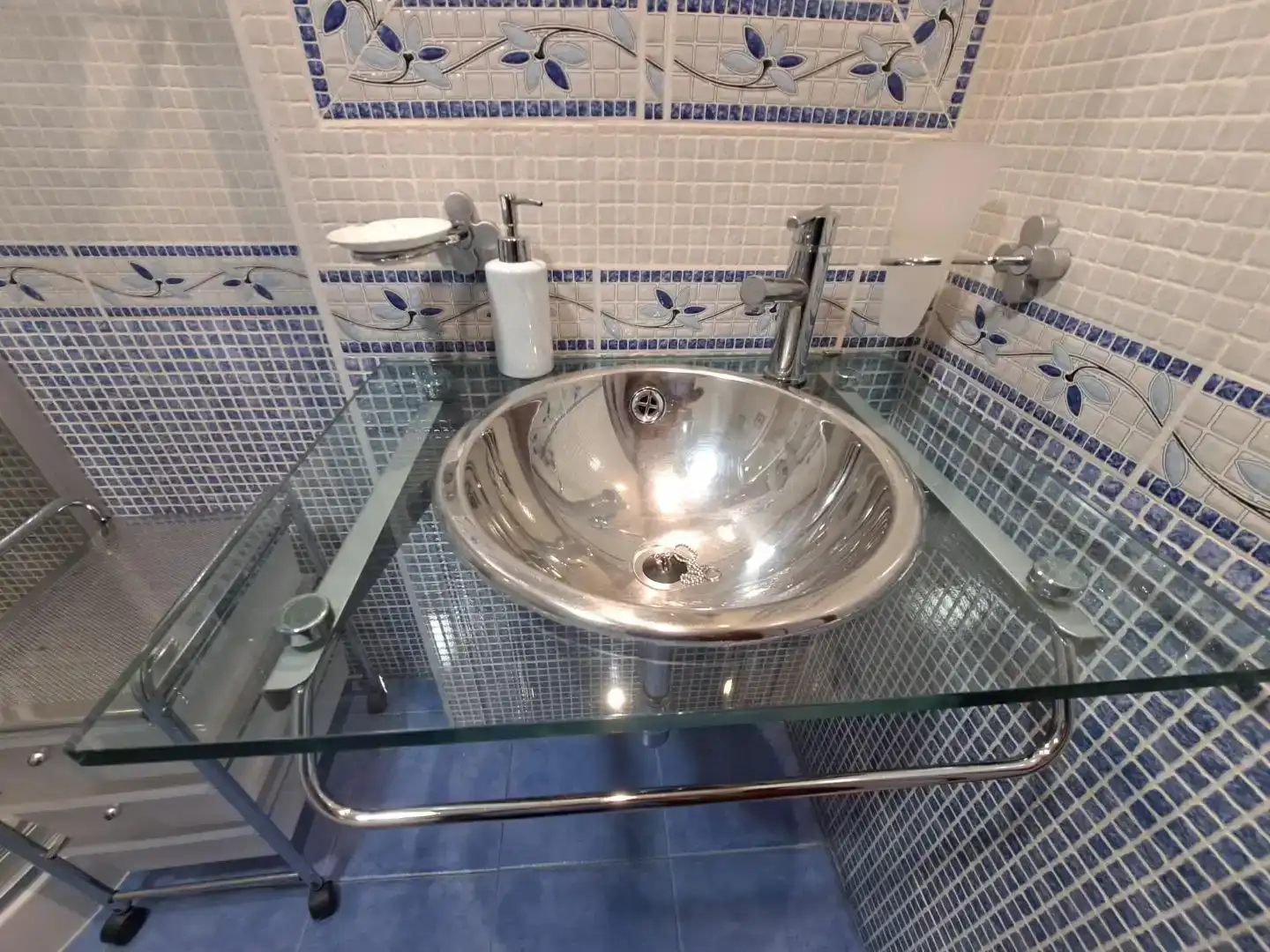 Bathroom of Flat for sale in Parla  with Air Conditioner and Swimming Pool